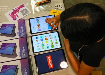 Estudiantes de Olocuilta reciben sus tablets por parte del Gobierno