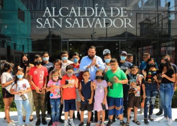 Alcaldía de San Salvador beneficia  a 78 niños y jóvenes con entrega de lentes