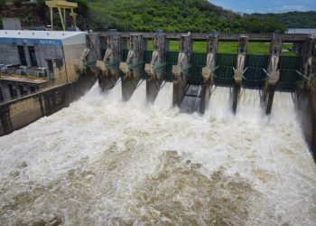 Realizan descargas de agua en Central Hidroeléctrica 15 de septiembre como medida ante amenaza de lluvias