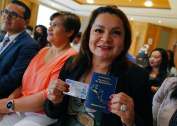 El RNPN y Cancillería instalan modalidad inmediata de emisión y entrega de pasaportes y DUI en Sevilla, España