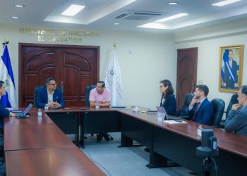 El Salvador se acerca a institución financiera europea