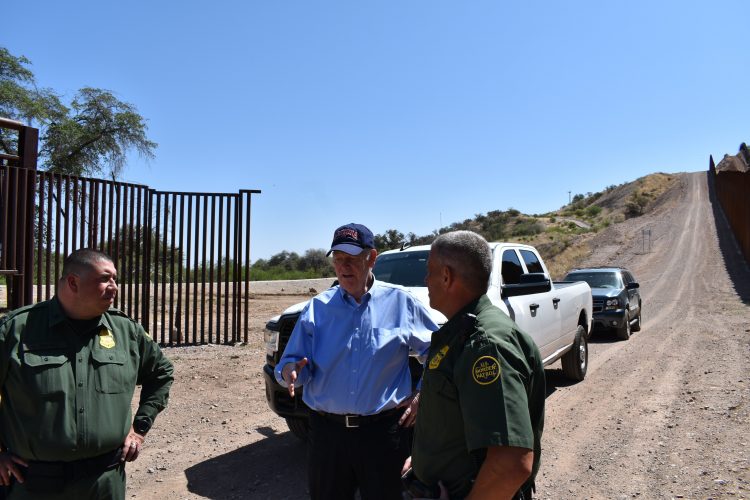 Visita. El congresista demócrata Tom O’Halleran se recorrió el jueves la frontera Sur entre Estados Unidos y México, para verificar la situación migratoria.