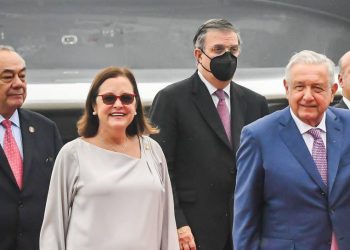 Presidente AMLO es acompañado por comitiva de alto rango en su visita a El Salvador