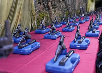 Ministerio de Defensa entrega armamento y equipo nuevo a la Fuera Armada