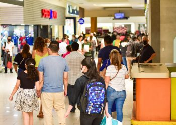 Más del 60 % de los salvadoreños prefieren comprar en centros comerciales para el Día de la Madre