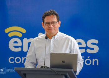 Ministerio de Educación entrega computadoras a más de 2,000 estudiantes de educación especial del sector público