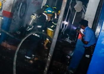 Bomberos controla incendio en un taller de motocicletas en la carretera Panamericana, Cojutepeque