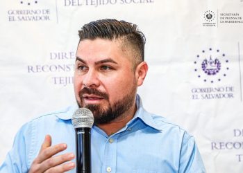 Director del Tejido Social asiste a la inscripción del diplomado Trading y Negocios Internacionales