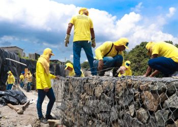 Privados de libertad construyen muro de contención en la quebrada La Lechuza, en San Salvador