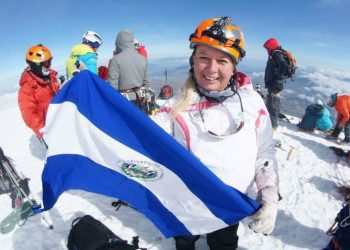 ¡Alfa Karina conquista el Monte Everest!