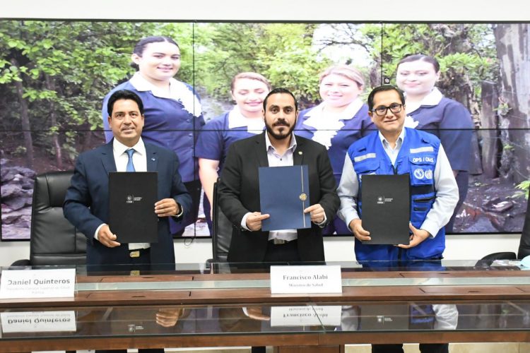 En el acto de firma del convenio, participaron los titulares del Ministerio de Salud, Dr. Francisco Alabí Montoya, y del Consejo Superior de Salud Pública, Lic. Daniel Quinteros, acompañados del Dr. Giovanni Escalante, representante de OPS. Foto: CSSSP.