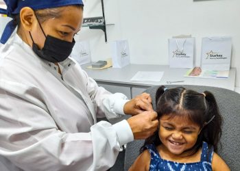 El ISRI beneficia a niños de escasos recursos con dispositivos auditivos