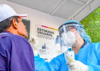 Habitantes de Santa Tecla son beneficiados con pruebas PCR gratuitas