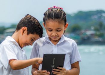 Presidente Nayib Bukele destaca que El Salvador está «cerca de romper la brecha digital» en educación
