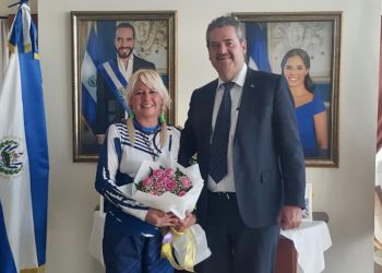 Alfa Karina es reconocida en Qatar por su hazaña histórica en el Everest