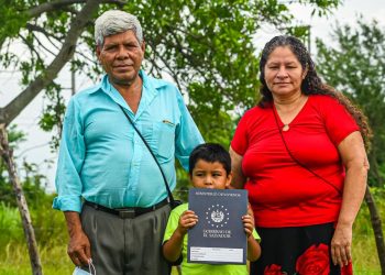 Ministerio de Vivienda entrega escrituras de propiedad a familias de Sacacoyo