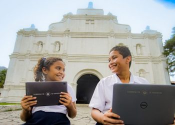 Ministerio de Educación entrega tablets a estudiantes de Panchimalco