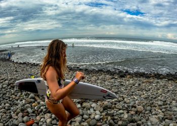 Atletas internacionales practican en Surf City para el ISA World Junior Surfing Championship 2022