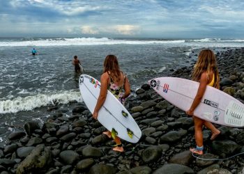 «Nos han tratado con amor, es super chévere, me encanta»: surfistas internacionales comparten lo que más les gusta de El Salvador