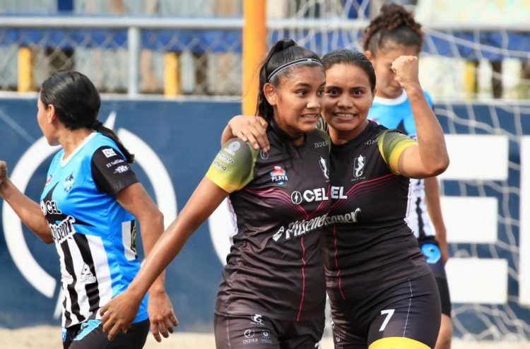 Fátima González (izquierda) anotó cuatro goles para Corral de Mulas. Fotos: Indes