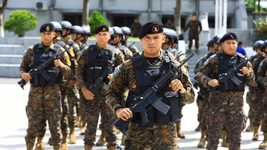Fuerza Armada entrega chalecos y cascos antibalas