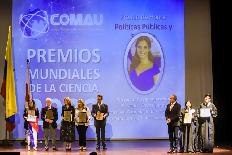 El premio fue recibido en representación de la Primera Dama por el coordinador de Proyectos de su despacho, Samuel Ayala.