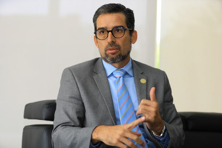 El superintendente, Gerardo Henríquez, señaló que además de pagar la multa la gremial tendrá que presentar la información requerida./Foto: Lester Hernández.