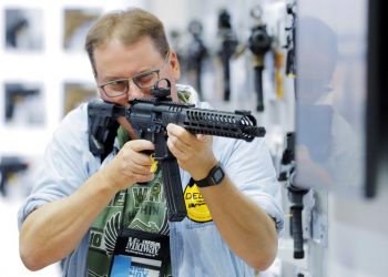 Asociación Nacional del Rifle realiza convención en Texas, donde una masacre dejó 21 muertos