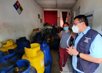 Inspeccionan gasolineras y supermercados en Santa Ana