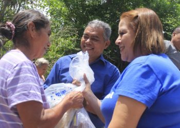 Adultos mayores reciben paquetes de alimentos en Santa Ana