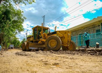 La Dirección Nacional de Obras Municipales ejecuta trabajos en calles de tierra en Sesori