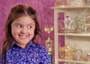 Muere Kailia Posey, niña que se volvió viral por el meme de su mueca en televisión