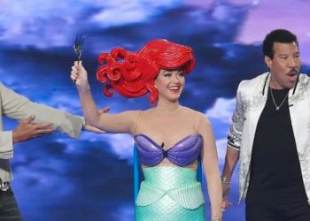 VIDEO: Katy Perry sufre aparatosa caída durante un episodio de «American Idol»