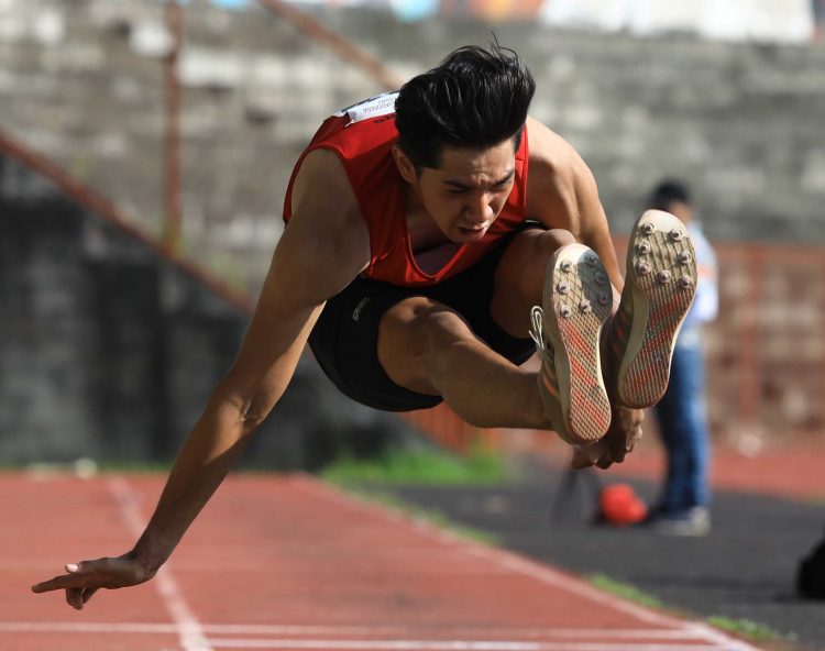 Fernando Reyes puso nuevo récord nacional en el evento de salto triple, durante el II Torneo Olímpico de Atletismo. Fotos INDES