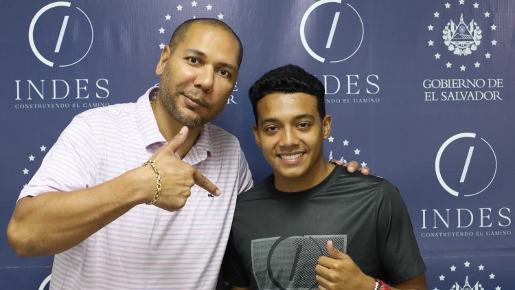 El presidente de INDES, Yamil Bukele, posa con el seleccionado nacional César Rivera, que viaja a España para reforzar un equipo de la Segunda División.
