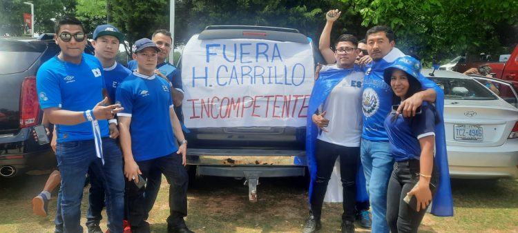Un grupo de aficionados que llegó a apoyar a la Selecta para el juego de esta tarde ante Panamá, tambipen mostrpo su rechazo a la gestión de Hugo Carrillo al frente de la Fesfut. Foto/Christian Peñate