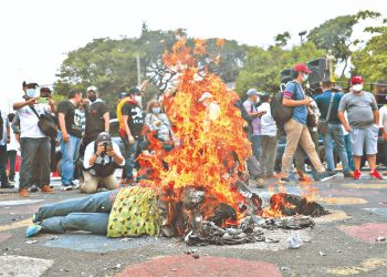 Dirigentes del FMLN culpan a otros por fracaso de marcha