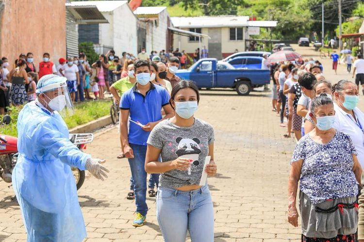 Tamizaje e inmunización. Los
equipos epidemiológicos siguen
buscando casos positivos y
los grupos etarios se están
inmunizando con las dosis
respectivas de las vacunas.