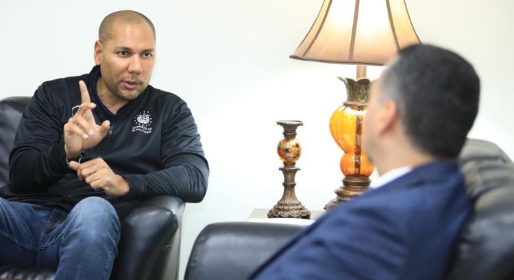 El presidente del Indes, Yamil Bukele, acudió a la Fiscalía General de la República, para interponer un aviso sobre posibles delitos cometidos por la Fesfut que dirige Hugo Carrillo. Foto/INDES