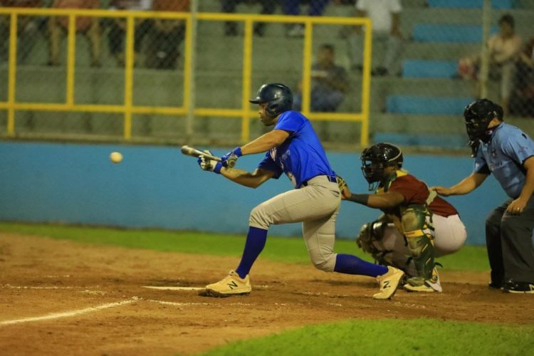 Nacionales y la UTEC protagonizaron anoche un vibrante duelo en el Nino Bengoa. Fotos/Lester Hernández