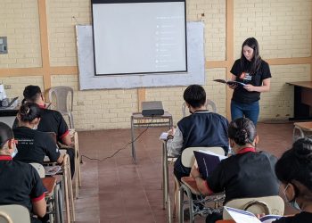 Organización lleva educación en bitcóin a escuelas del país