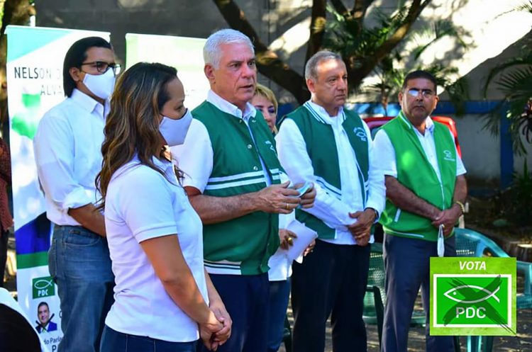 Estructura
partidaria
Rodolfo Párker
junto a otros
democristianos
en una actividad
proselitista.
El PDC les habría
entregado recursos
que no liquidaron