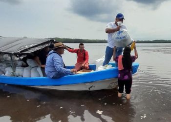 El Gobierno de El Salvador entrega paquetes de alimentos a pescadores de islas en Usulután