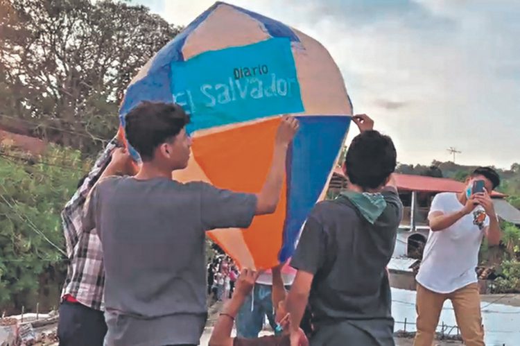 Globos. Al finalizar el evento se elevaron globos, entre estos, uno
conmemorativo para «Diario El Salvador».