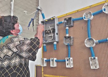Évelyn aspira a convertirse en una electricista