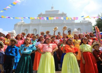 Feria de flores y palmas, una tradición de fe y color en Panchimalco