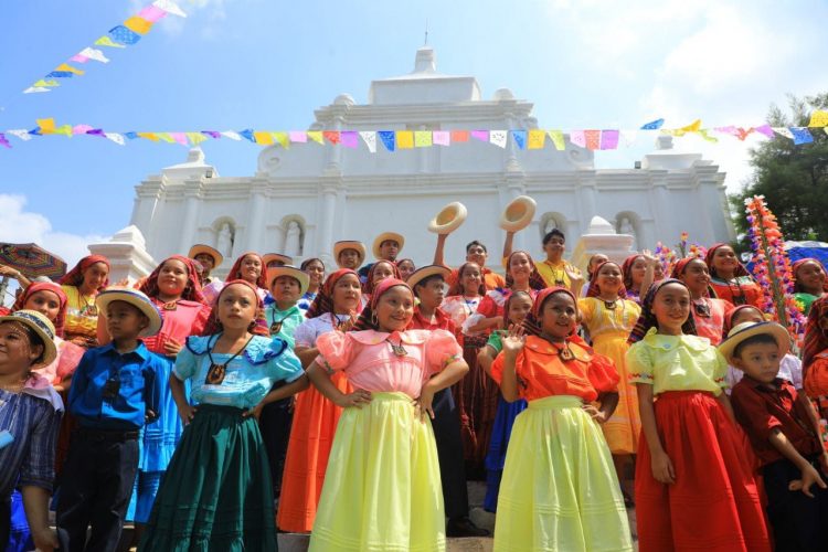 Colorido Todos los
años, las palmas
de coco se adornan
con flores