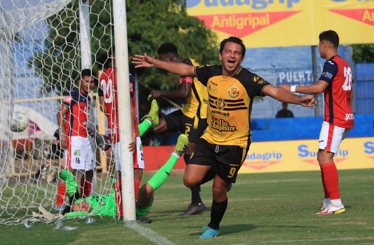 El atacante Rafael Burgos, anotó el gol del triunfo del Platense ante FAS y toma la ventaja en la serie de los cuartos de final. Foto/Roberto Baires