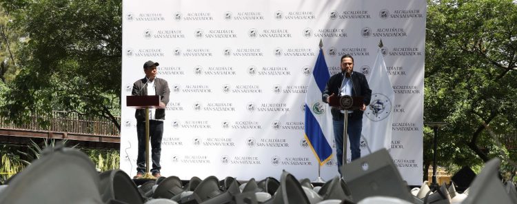 Apoyo. Juan Barrera agradeció a Mario Durán la donación de las lámparas.