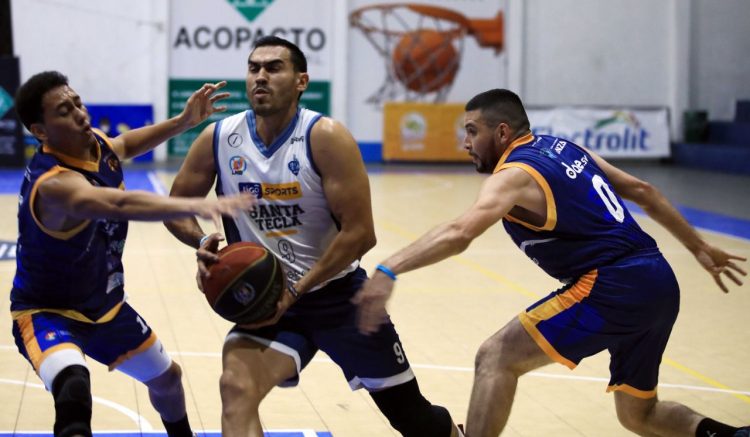 Acciones del juego entre Santa Tecla y Santiagueño. Foto: Indes